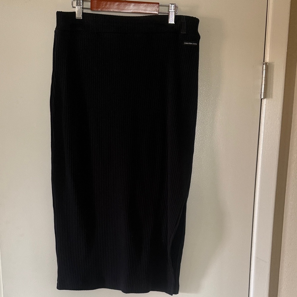Calvin Klein Elegant Black Ribbed Midi Skirt